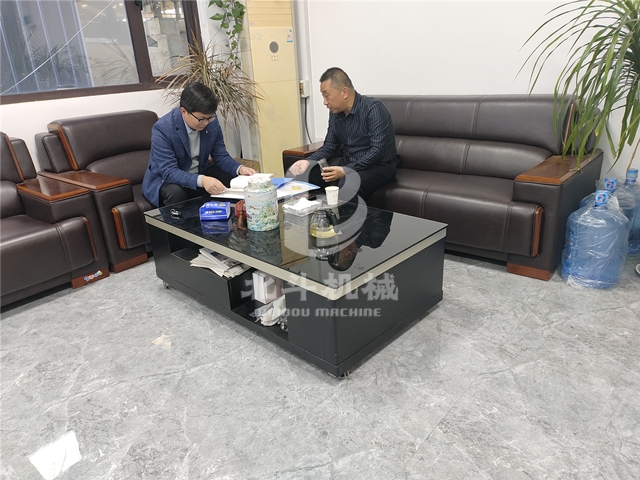 客戶(hù)對(duì)我公司全自動(dòng)稻殼炭化爐的實(shí)地考察和產(chǎn)品評(píng)價(jià)